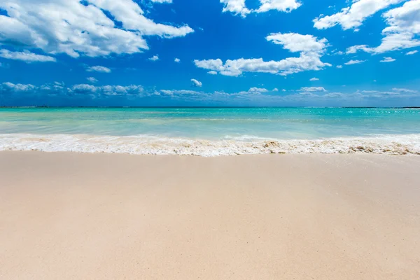 Beach and tropical sea — Stock Photo, Image