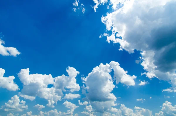 Blauwe lucht met witte wolken — Stockfoto