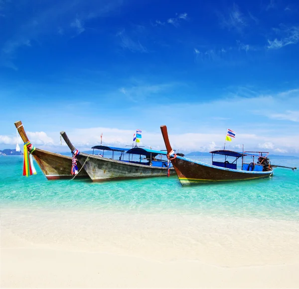 Playa y mar tropical — Foto de Stock