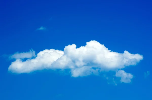 Nube sobre fondo azul del cielo — Foto de Stock