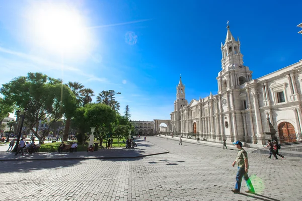 Plaza principal de Arequipa con iglesia — Foto de Stock