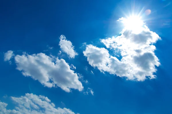 Cielo blu con nuvole bianche — Foto Stock