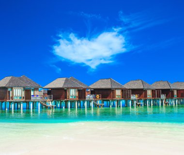 Maldivler 'de su bungalovları olan plaj