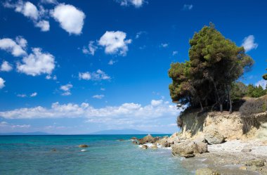 Mavi gökyüzünün altında deniz