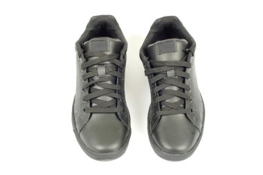 Siyah ayakkabılar beyaza izole edilmiş 