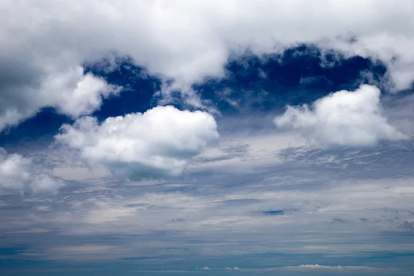 Blauwe lucht met witte wolken — Stockfoto