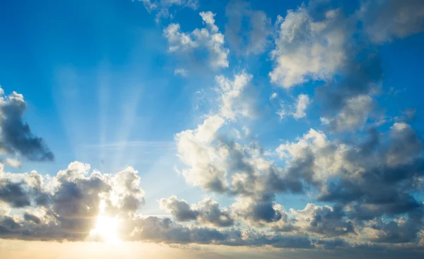 Blå himmel med vita moln — Stockfoto