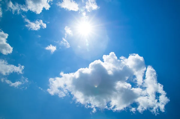 Cielo azul con nubes blancas —  Fotos de Stock