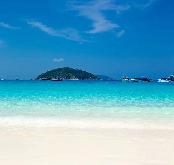 Strand und tropisches Meer — Stockfoto