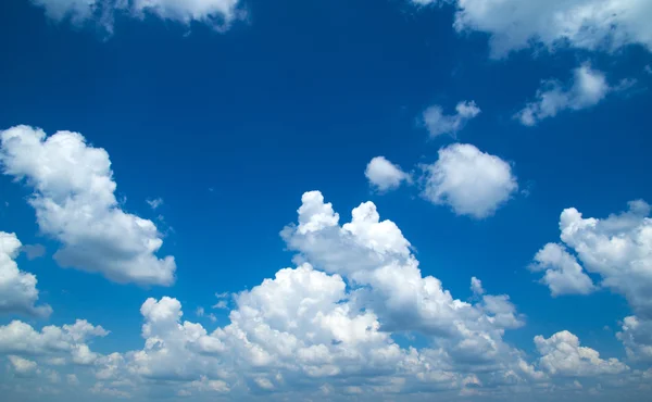 Blauwe lucht met witte wolken — Stockfoto