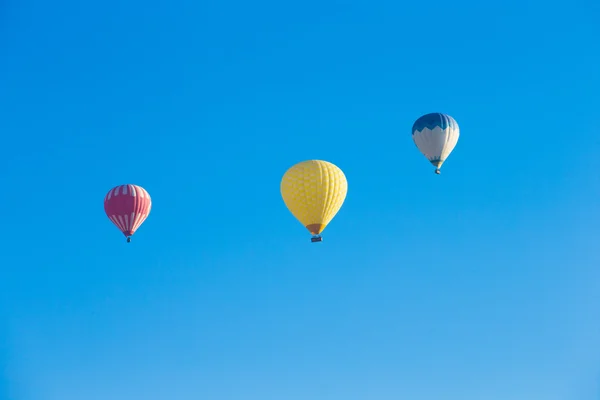 Palloni aerostatici colorati che volano — Foto Stock