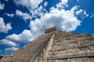 Tüylü yılan piramit chichen Itza sitesinde