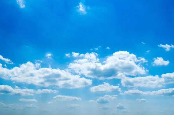 Cielo azul con nubes blancas —  Fotos de Stock