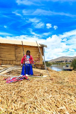 Kadın geleneksel Perulu elbiseler 