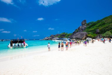 Tayland plajındaki insanlar