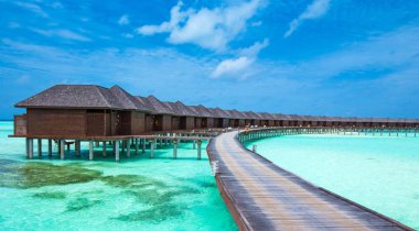 Maldivler 'de su bungalovları olan plaj