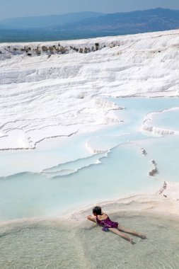 Pamukkale Traverten havuzları turistlere 