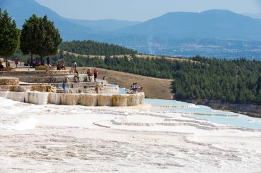 Pamukkale Traverten havuzları turistlere 