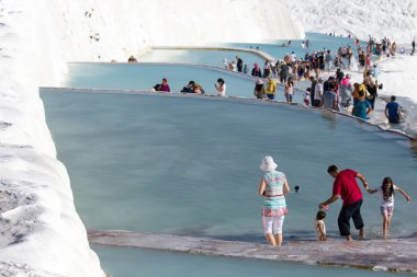 Pamukkale Traverten havuzları turistlere 