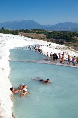 Pamukkale Traverten havuzları turistlere 