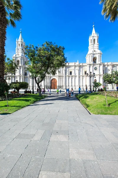 Церква на основні площі Arequipa — стокове фото