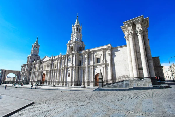 Iglesia en la plaza principal de Arequipa — Foto de Stock