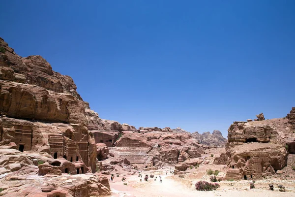 People in front of Petra city — Stock Photo, Image