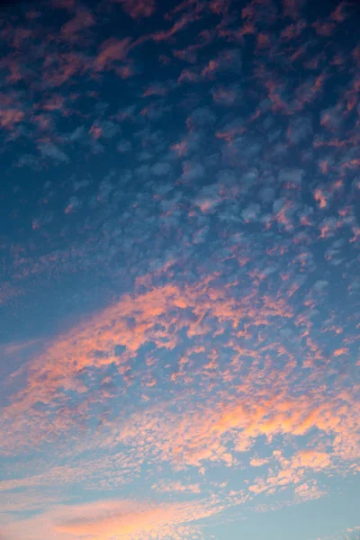 Cielo con nubes y luz del atardecer —  Fotos de Stock