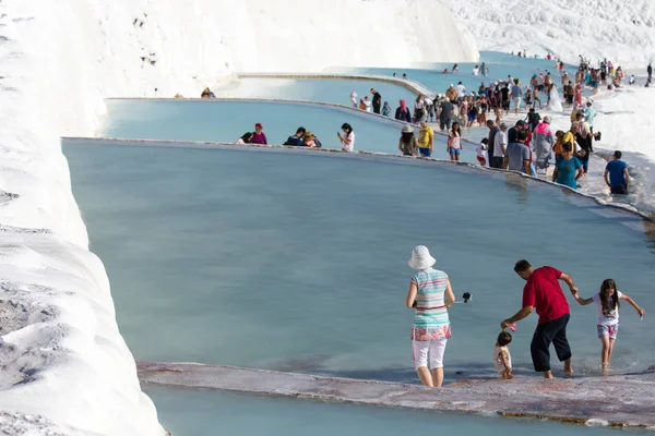 Toeristen op Pamukkale travertijn zwembaden — Stockfoto