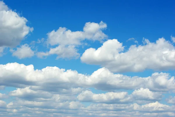 Céu azul com nuvens brancas — Fotografia de Stock