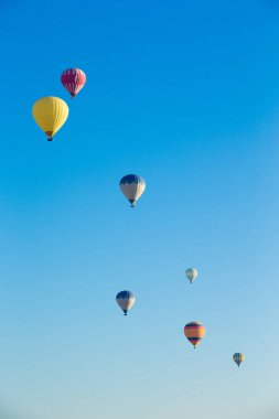Renkli sıcak hava balonu uçan 