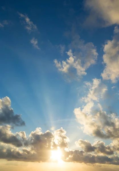 Cielo con nubes y sol —  Fotos de Stock