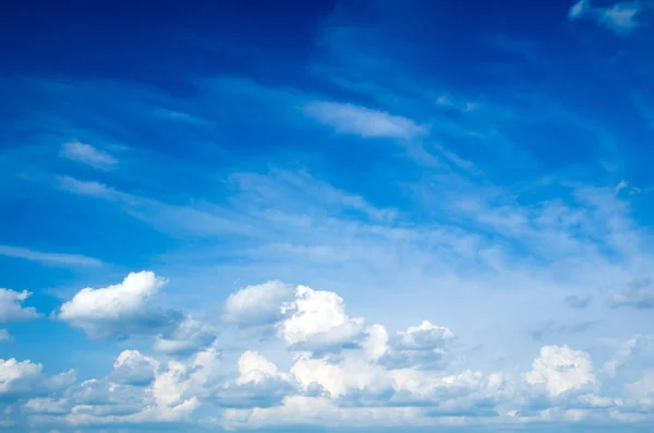 Blauer Himmel mit weißen Wolken — Stockfoto