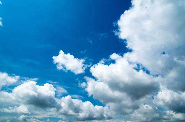 Cielo azul con nubes blancas — Foto de Stock