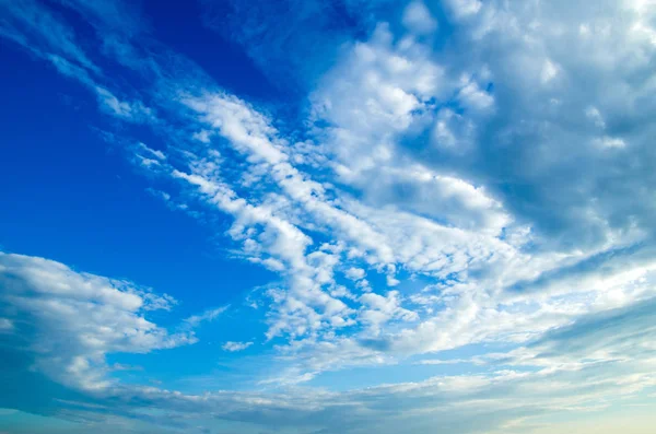 Cielo azul con nubes blancas — Foto de Stock