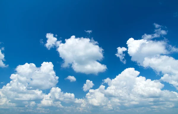 Cer albastru cu nori albi — Fotografie, imagine de stoc