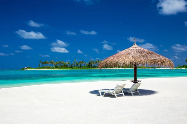 Praia tropical em maldivas — Fotografia de Stock