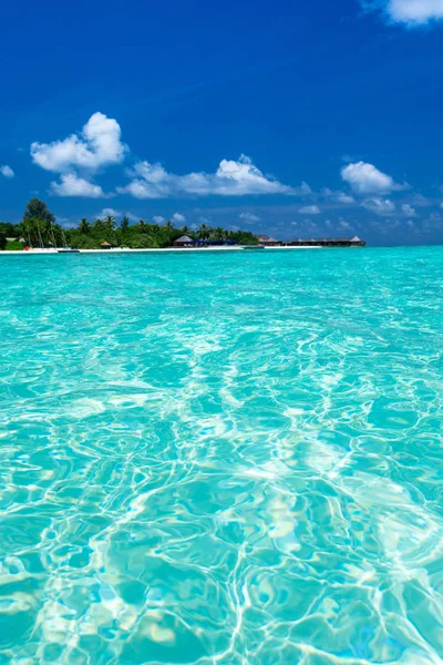 Тропічний пляж на мальдівах — стокове фото