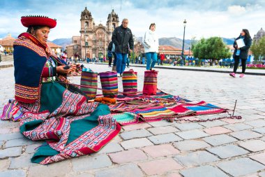 Kimliği belirsiz yerli dokumacılar onların el sanatları göstermek.