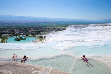  Pamukkale Traverten havuzları turistlere