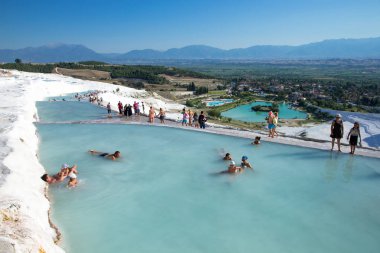  Pamukkale Traverten havuzları turistlere