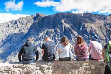 Condor Colca Kanyon izlerken turist