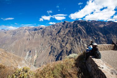 Condor Colca Kanyon izlerken turist