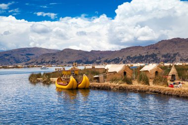 Totora tekneler yakınındaki: Puno, Peru Titicaca gölü 