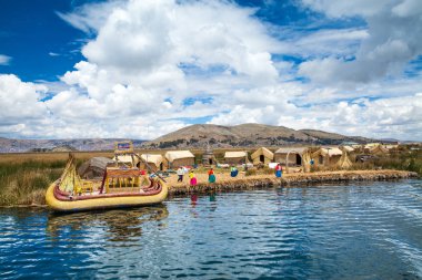 Totora tekneler yakınındaki: Puno, Peru Titicaca gölü 