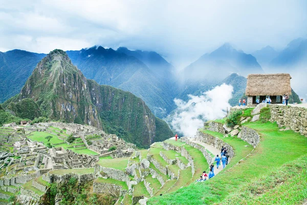 Turistas caminan en Machu Picchu — Foto de Stock