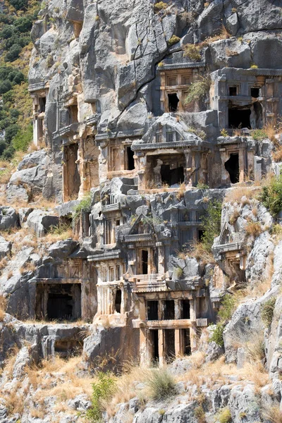 Tombes anciennes taillées dans la roche à Myra — Photo