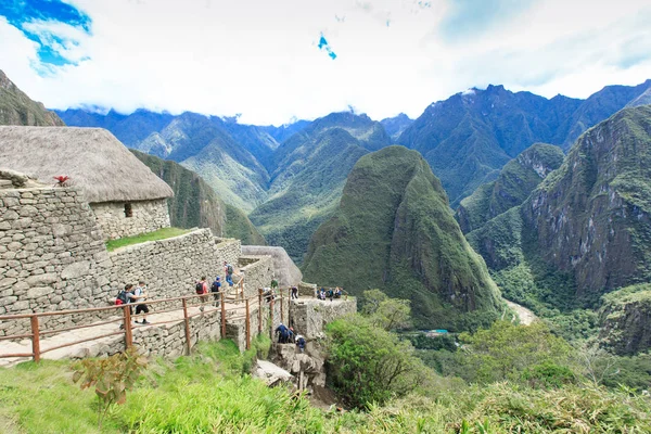 Tourists walk in Machu Picchu — Stock Photo, Image