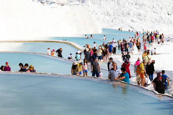 Turystów na baseny trawertyn Pamukkale — Zdjęcie stockowe