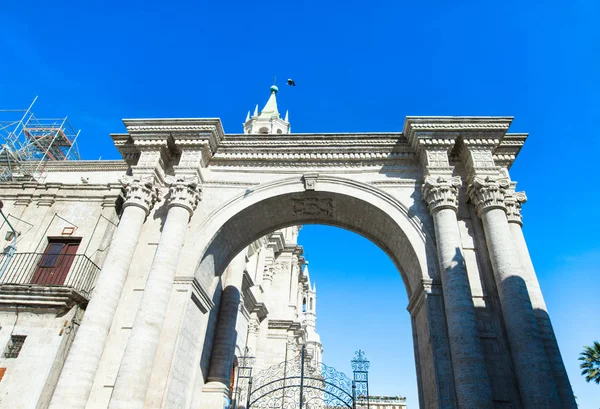 Plaza principal de Arequipa con iglesia — Foto de Stock